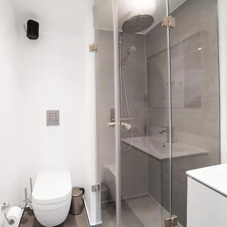 Fantastic 2-bed W Balcony דירה